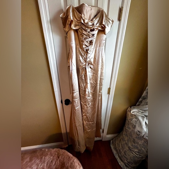 Elegant Off-Shoulder Gold Dress with Corset Back Size 16 - Picture 5 of 6